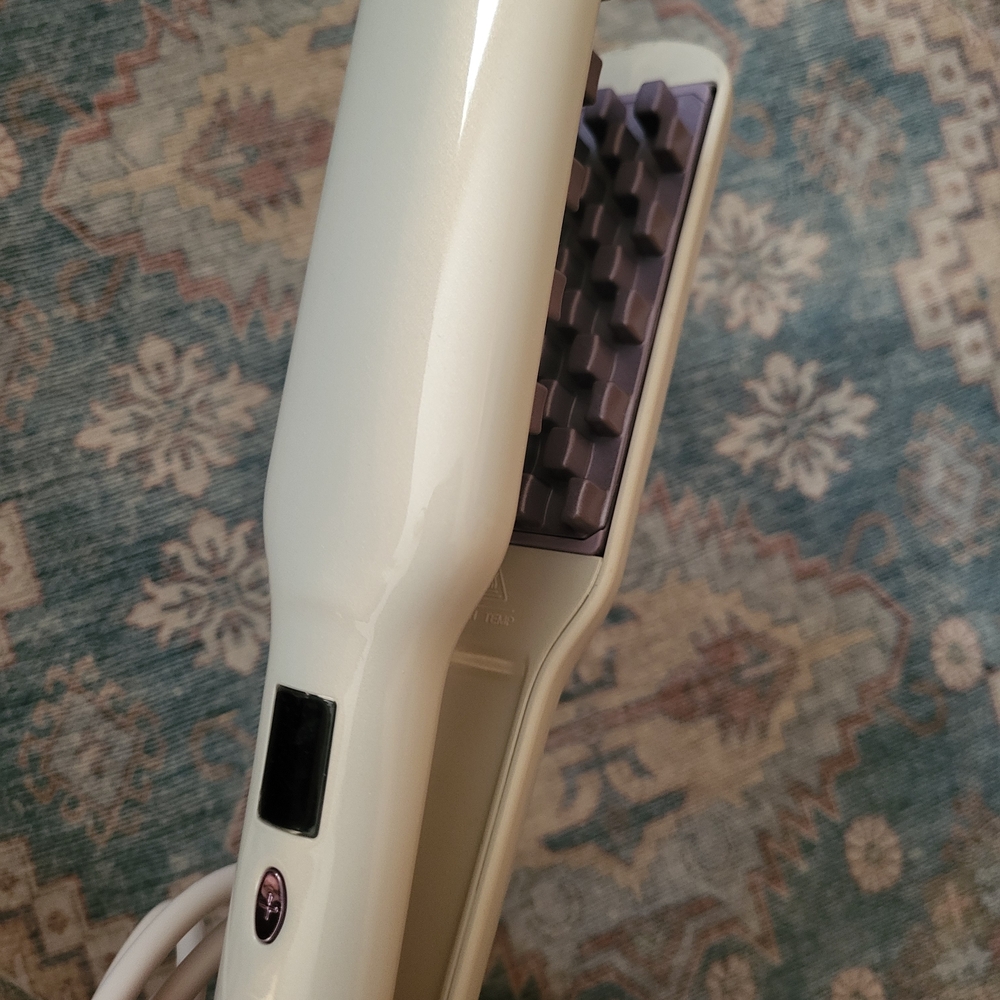 Monat VA-VA-Volume Ceramic Hair Straightener - White and Purple